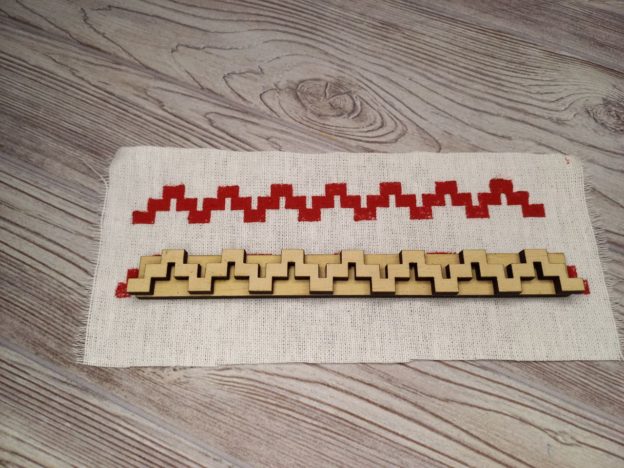 17.560 Вибійка з ручкою  “Бордюр змійка дрібна ”